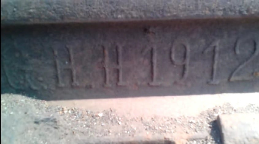 Gambar 6. Potongan rel bertuliskan “G.H.H 1912 S.C.S” (Gambar terpotong). (Dok. HIMA/Rama Arbi Armanda Pratama).